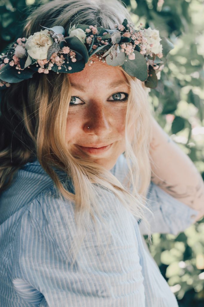 Skandinavienblog, Annka, trägt einen DIY Eukalyptuskranz